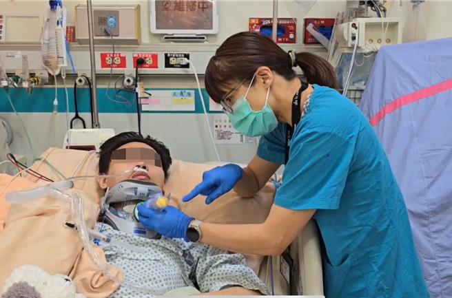 台中荣总亚急性呼吸照护团队利用吸气肌训练器（IMT）（復健师手持部分）为小吴进行个人呼吸训练计画，成功脱离呼吸器。（台中荣总提供／冯惠宜台中传真）