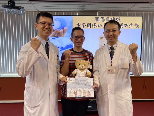 台中荣总亚急性呼吸照护病房团队结合多职类、跨领域的完整介入照护，协助23岁小吴成功脱离呼吸器，吴爸爸也现身感谢医疗团队。（冯惠宜摄）