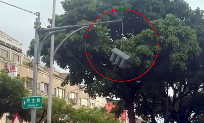 今天下午地震后，罗东镇一处路口的红绿灯号志灯箱垂落在半空中。（翻摄照片）