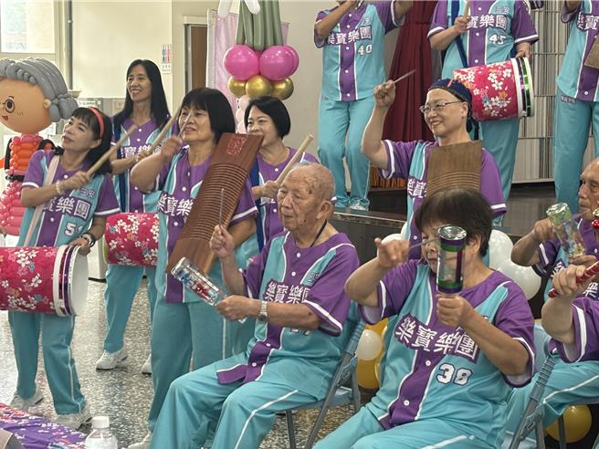 桃園市平鎮區三安社區發展協會成立樂寶樂團，利用寶特瓶、廢棄洗衣板，自製成環保樂器，在社區發展協會課程學習打擊樂，曾受邀至樂天球場、世界客家博覽會等地表演，展現銀髮族健康活力。國際扶輪社3501地區等15個扶輪社，捐贈15萬元幫助平鎮區三安社區發展協會，提升社區關懷課程內容、社區餐費等。（廖姮玥攝）