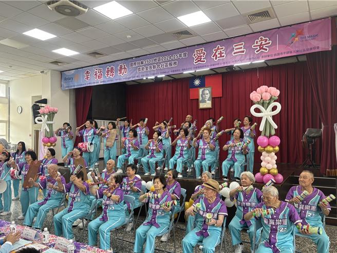 桃園市平鎮區三安社區發展協會成立樂寶樂團，利用寶特瓶、廢棄洗衣板，自製成環保樂器，在社區發展協會課程學習打擊樂，曾受邀至樂天球場、世界客家博覽會等地表演，展現銀髮族健康活力。國際扶輪社3501地區等15個扶輪社，捐贈15萬元幫助平鎮區三安社區發展協會，提升社區關懷課程內容、社區餐費等。（廖姮玥攝）