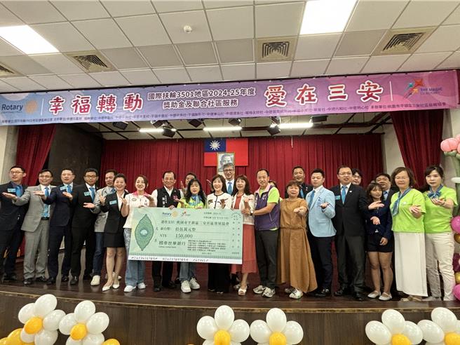 桃園市平鎮區三安社區發展協會成立樂寶樂團，利用寶特瓶、廢棄洗衣板，自製成環保樂器，在社區發展協會課程學習打擊樂，曾受邀至樂天球場、世界客家博覽會等地表演，展現銀髮族健康活力。國際扶輪社3501地區等15個扶輪社，捐贈15萬元幫助平鎮區三安社區發展協會，提升社區關懷課程內容、社區餐費等。（廖姮玥攝）