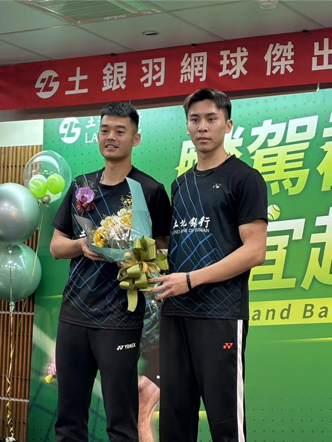 土银球员王齐麟(左)(图／吴静君摄)