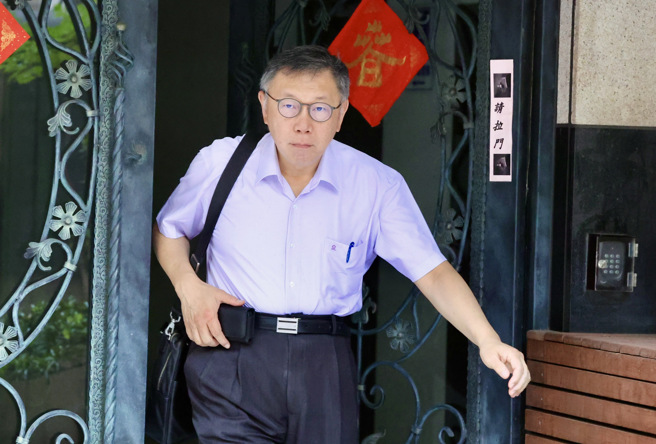 民眾党主席柯文哲15日早上七点多出门并回应政治献金案疑云。（姚志平摄）