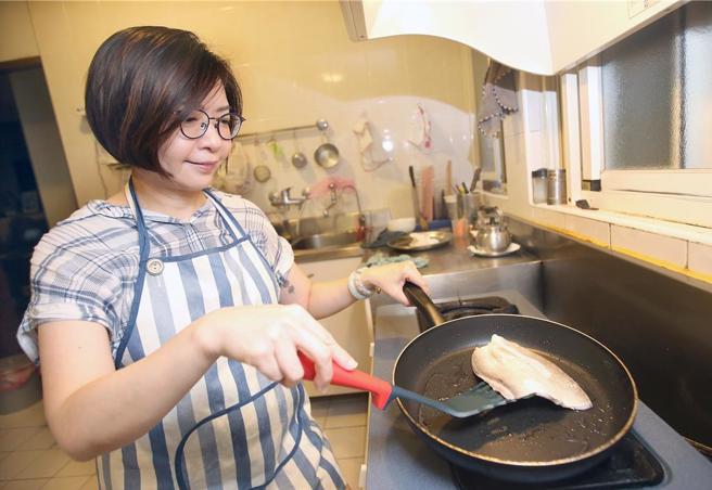 胸腔科醫師蘇一峰近日看診，發現國內疑似出現首例鐵氟龍流感病例。圖為民眾正使用不沾鍋煎魚。（示意圖，圖中非新聞當事人／范揚光攝）