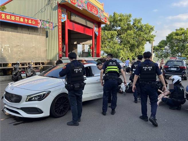 桃園警分局武陵派出所員警於成功路發現自小客懸掛偽造車牌，立即進行攔查，該車駕駛不服攔檢高速逃逸，員警馬上通報攔截圍捕。（桃園警分局提供）