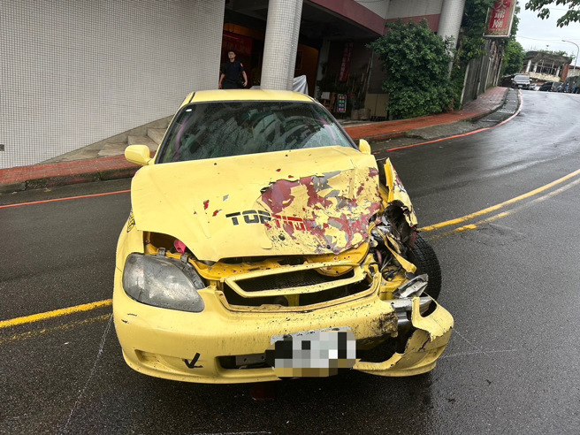 货车驾驶下车忘记拉手煞车，导致车辆下滑，连撞三车后撞到围墙才停下。（翻摄画面）