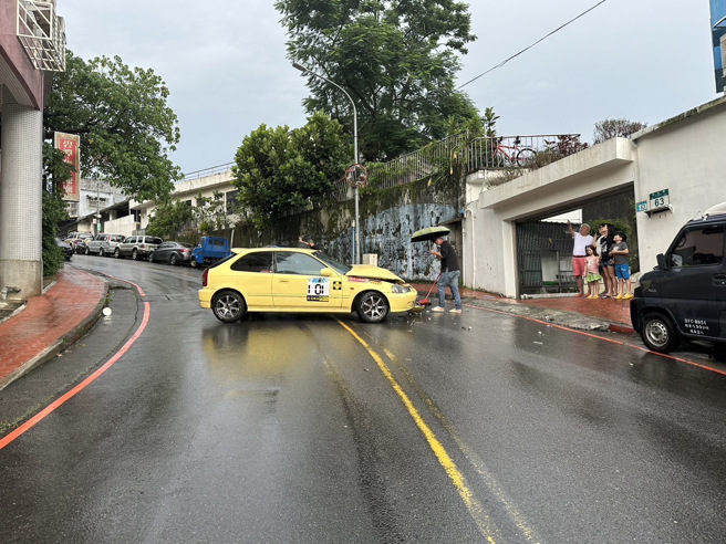 货车驾驶下车忘记拉手煞车，导致车辆下滑，连撞三车后撞到围墙才停下。（翻摄画面）