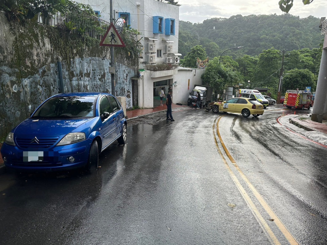 货车驾驶下车忘记拉手煞车，导致车辆下滑，连撞三车后撞到围墙才停下。（翻摄画面）