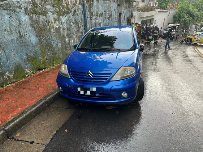 货车驾驶下车忘记拉手煞车，导致车辆下滑，连撞三车后撞到围墙才停下。（翻摄画面）