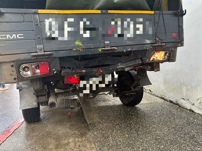 货车驾驶下车忘记拉手煞车，导致车辆下滑，连撞三车后撞到围墙才停下。（翻摄画面）