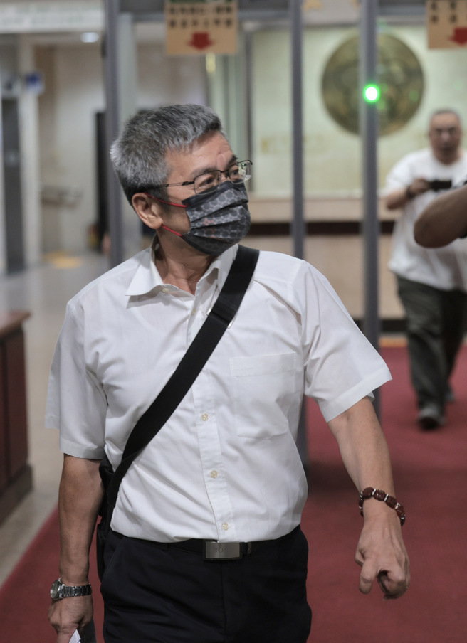 檢調偵辦民眾黨主席柯文哲政治獻金案，前柯文哲競總財務長李文宗（見圖）14日移送北檢複訊後無保請回，離開北檢遭堵訪，僅回應「我還好，就接受」、「我不曉得」（郭吉銓攝）