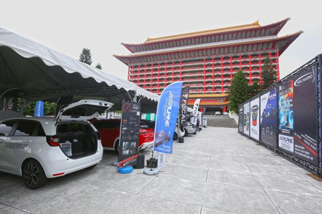 IASCA Taiwan汽車音響競賽協會於台北圓山大飯店戶外花園廣場的汽車音響改裝專區展出10台示範車輛。（TAA臺灣音響發展協會提供）