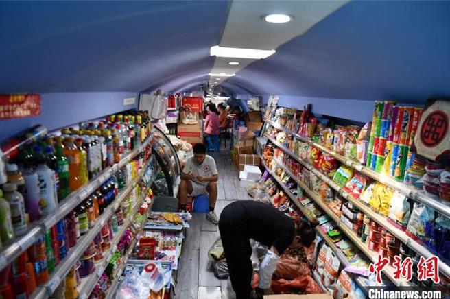 四川成都有一处社区，因为搬进废旧飞机改造成「飞机超市」而闻名。（中新网）