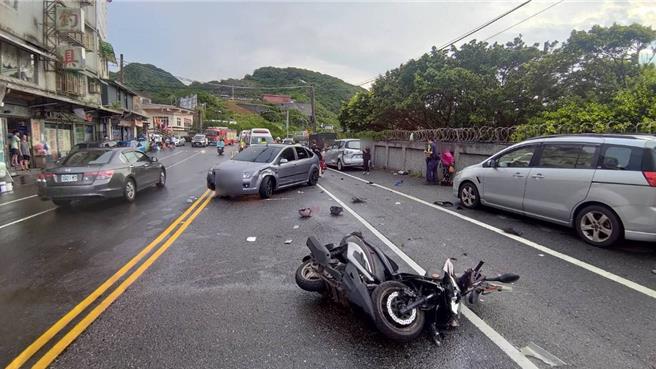 1輛轎車15日下午5時，行經瑞芳區瑞濱路，疑因天雨路滑，衝到對向車道後，撞倒2部機車，釀成1死2傷慘劇。（消防局提供）