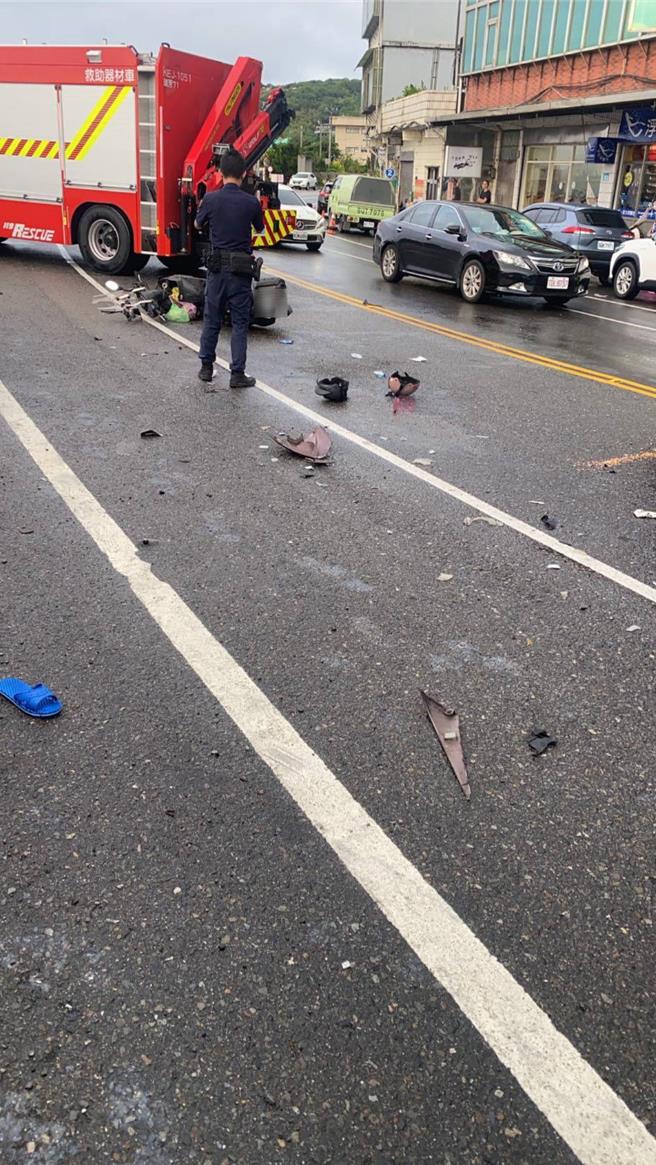 1輛轎車今下午失控打滑，撞到對向2部機車及1輛停在路邊的轎車。（消防局提供）