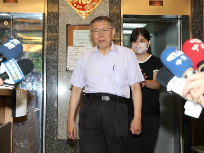 民眾党主席柯文哲身陷政治献金不实申报风暴。15日下班时，柯文哲面对媒体询问，快速离去未多做回应。（王英豪摄）