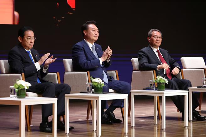 日本首相岸田文雄、韓國總統尹錫悅、中國國務院總理李強5月於首爾出席三國商業峰會（圖／路透社）