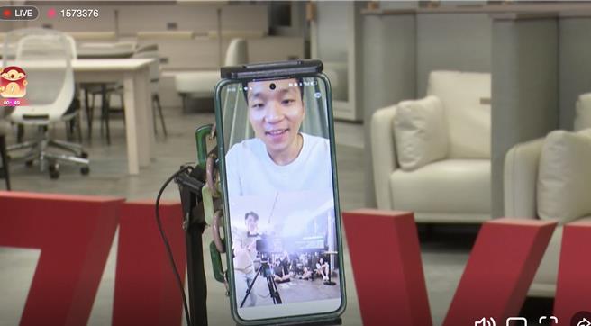 王麒麟在直播上跟李洋视讯。（翻摄17LIVE）