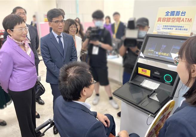 彰化银行领先同业设置全台首台容膝式ATM，前排右为金管会主委彭金隆、前排左为财政部部长庄翠云。 图／彰化银行提供