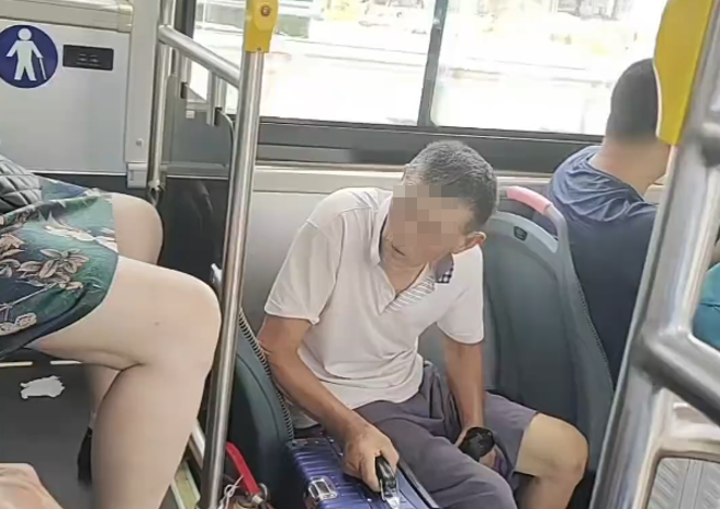 大陆某公车上，有位阿伯直盯着后方女乘客的裙底风光。（图／翻摄自微伯）