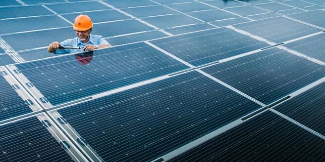 針對和碩董事長暨總統府氣候變遷委員會副召集人童子賢指稱「綠電又貴又不環保」，太陽能業者也出面澄清指出，太陽能板是用清水清洗，對周邊環境沒有影響。圖／本報資料照片