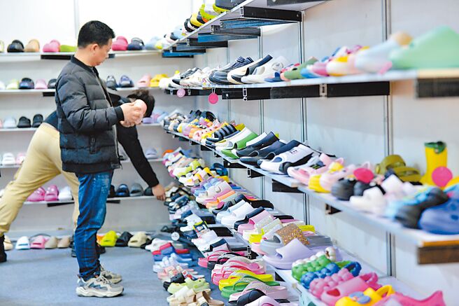 大陆货品价格便宜，透过电商平台购买，成小资族最爱。图为大陆跨境电商交易会展示商品。（中新社）