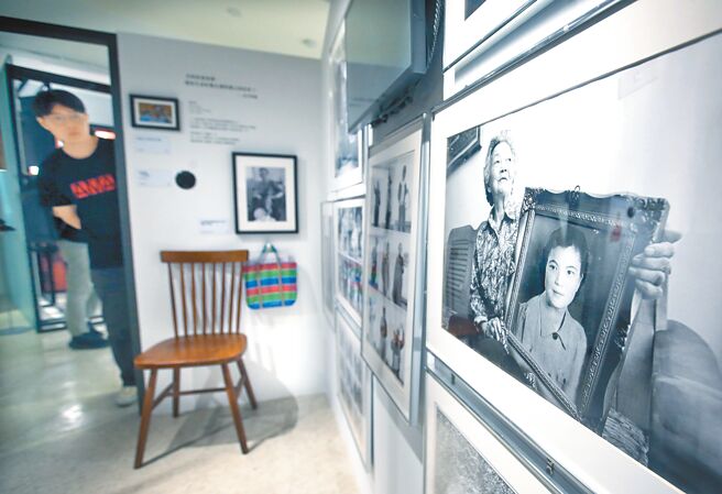 婦女救援基金會14日舉行「揭示歷史，捍衛正義：2000年東京大審後的實踐對戰爭性暴力受害者的影響－814國際慰安婦悼念紀者會」，呼籲政府及民間關注慰安婦及性暴力的議題，並展出台籍慰安婦的相關文物。（范揚光攝）