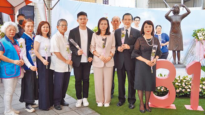 前總統馬英九（前排右二）14日到台南市參加國際慰安婦紀念日追思會，向慰安婦銅像獻花。（寶智華攝）