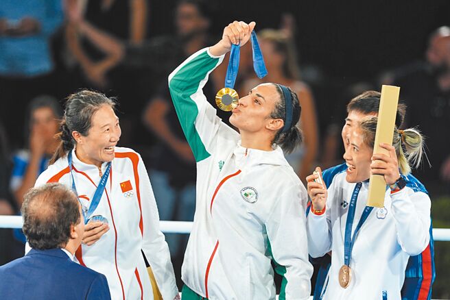 因性別誤解遭到惡意攻擊的阿爾及利亞女拳手克莉芙（中），委任律師提告英國作家J.K.羅琳、特斯拉執行長馬斯克。（中新社）