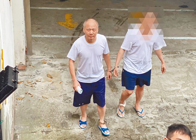 大陸偷渡客阮芳勇（左）被控違反《入出國及移民法》，他14日聲稱來台是為了要協助台灣對抗中共的軍事威脅。（李文正攝）