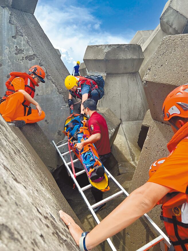 屏東墾丁核3廠出水口14日有3人潛水發生意外，警消獲報馳援救起3人，其中1名女子送醫搶救後仍宣告不治，另外2人意識清醒。（屏東縣消防局提供）