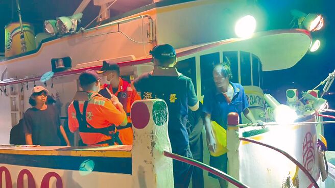 大进满88号4名船员获释归来，14日凌晨终于回到澎湖县马公港，安检人员核对身分后放行。（许逸民摄）