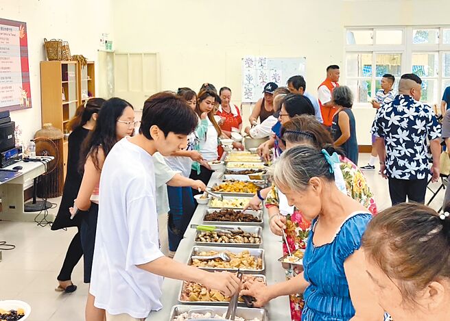 新北原民局推動的原住民族長者文化健康站，提供原民長者集中照顧的服務，而且不只滿足心理陪伴，也提供餐點供長者享用。（新北原民局提供／賀培晏新北傳真）