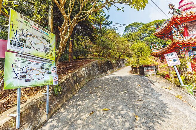 新竹縣芎林飛鳳山登山步道由天然古道及人造步道組成，多老舊壞損，縣府交旅處將進行設施改造，預計年底完成規畫，再向交通部觀光署爭取補助經費。（羅浚濱攝）