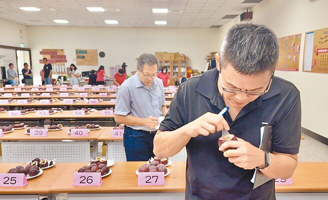 埔里农会14日举行百香果评鑑，今年百香果产量剩3成，外观参差不齐，不过果实饱满，风味也很棒。（杨静茹摄）