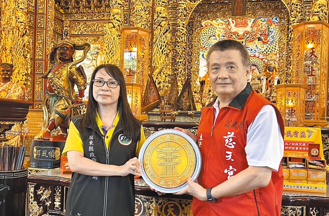 屏東縣政府今年推「以金代金」紙錢減量政策，以開運金幣替代紙錢燃燒，目前已有17間廟宇響應，預計發放5000份開運金幣，預估紙錢減量21公噸。（謝佳潾攝）