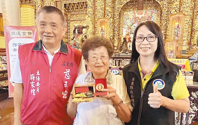 屏東縣政府今年推「以金代金」紙錢減量政策，以開運金幣替代紙錢燃燒，目前已有17間廟宇響應，預計發放5000份開運金幣，預估紙錢減量21公噸。（謝佳潾攝）