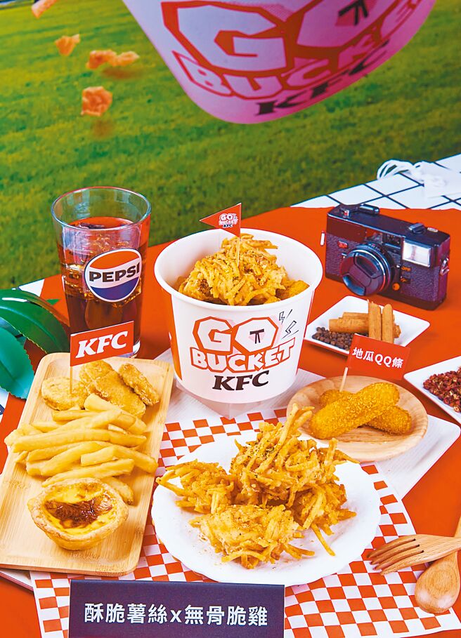 肯德基以薯絲手工包裹厚切原塊無骨雞腿肉打造新品「脆薯薯無骨脆雞」，隨行桶單點165元。（肯德基提供）