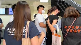 屏東角頭「鴨頭」解剖  超正鄉代妻楊芷瑜帶兒現身！ 白衣人護駕