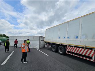 國1花壇段聯結車擦撞翻覆 4人送醫    車流紫爆回堵9公里