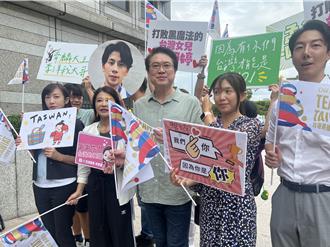 李洋、小天學長林右昌率立委黨工「站路口」歡迎奧運英雄