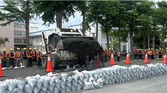 35名教召員修復台東四維路段 模擬戰時道路搶修