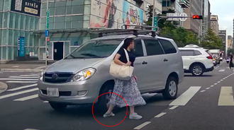 斷腳筋新招？妹子遇「未暫停禮讓」車輛 後腳踝遭輾爆痛站不起