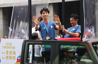 巴黎奧運》帶家人一起登上英雄大遊行 曾自強直呼讚