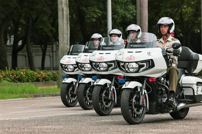 快反连分别演练「三角队形」编队及慢速稳定操驾等项目，与国人一同向奥运选手致敬。
（记者谢承宏摄）