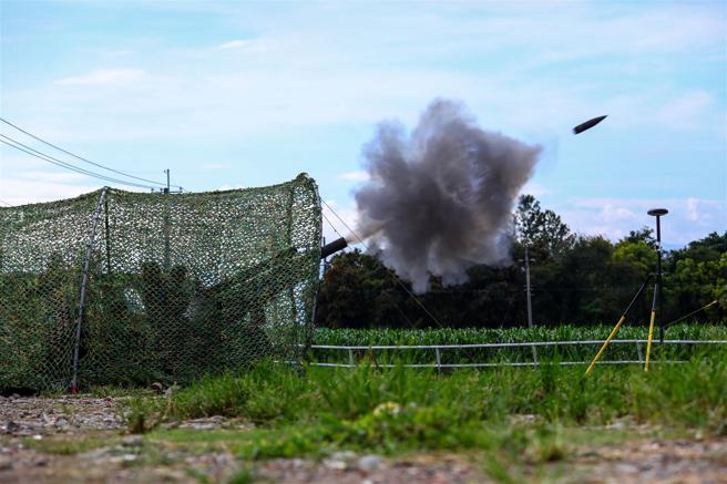 陆军装甲584旅炮兵营昨日实施「基地战力鑑测」实弹射击，精准命中目标，展现高昂战斗意志。（记者简廷哲摄）