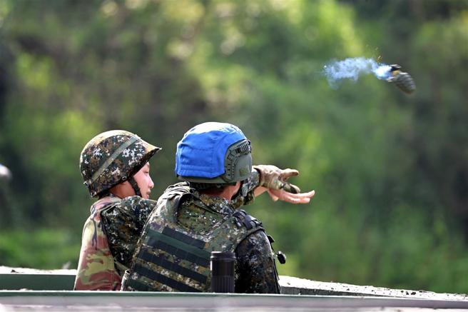  入伍生在教官協助和幹部引導下，完成軍旅生涯中第一枚手榴彈實彈投擲。
（記者孫建屏攝）