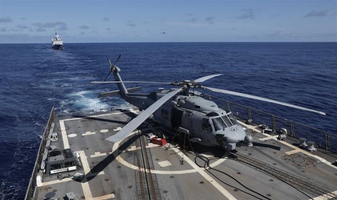  「杜威号」甫结束阶段性维修，随即重返印太水域执勤。图为「杜威号」搭载的MH-60R直升机。（取自DVIDS网站）