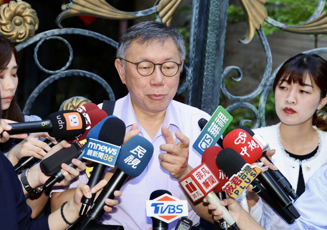 圖為柯文哲昨（15日）早上七點多出門，被媒體堵訪時的情形。（資料照／姚志平攝）